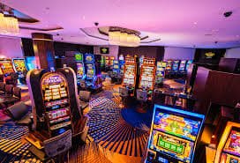 Tampilan kasino online usahatoto dengan live dealer dan slot game untuk pengguna dewasa Indonesia